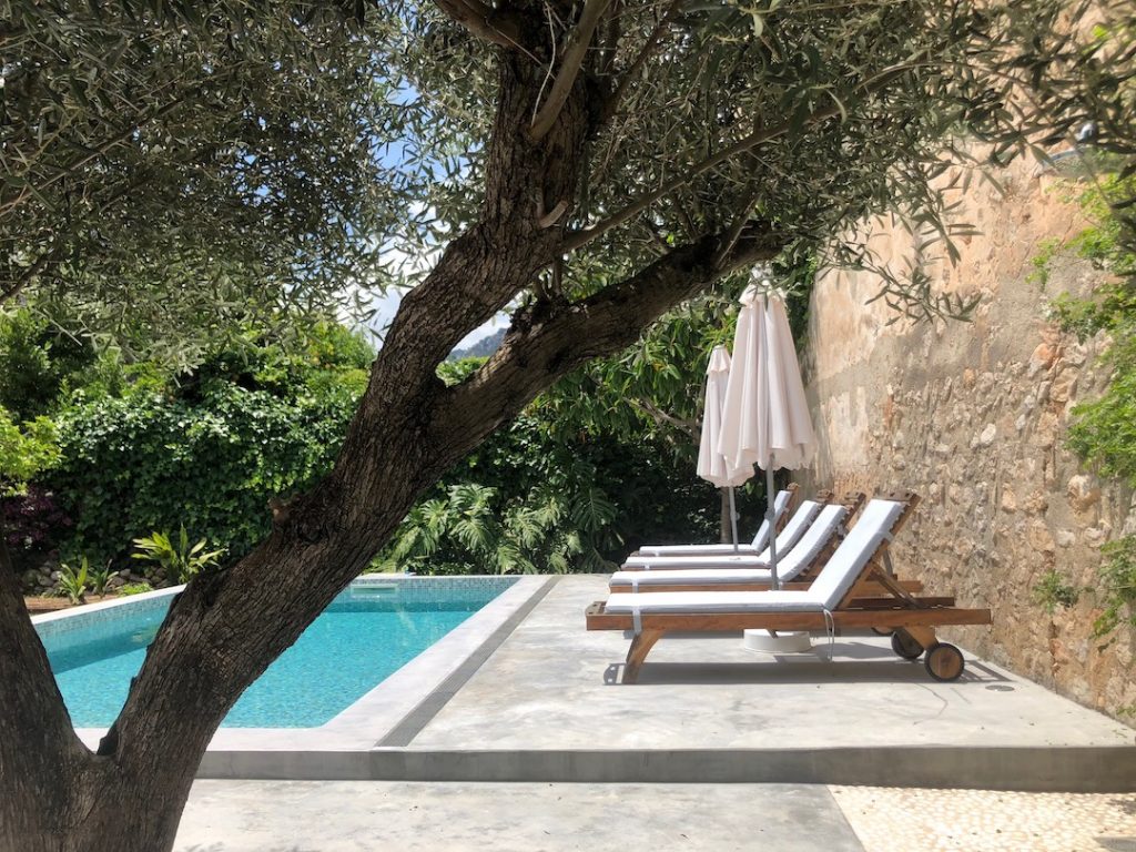 Soller Townhouse sun loungers beside private pool - 72px