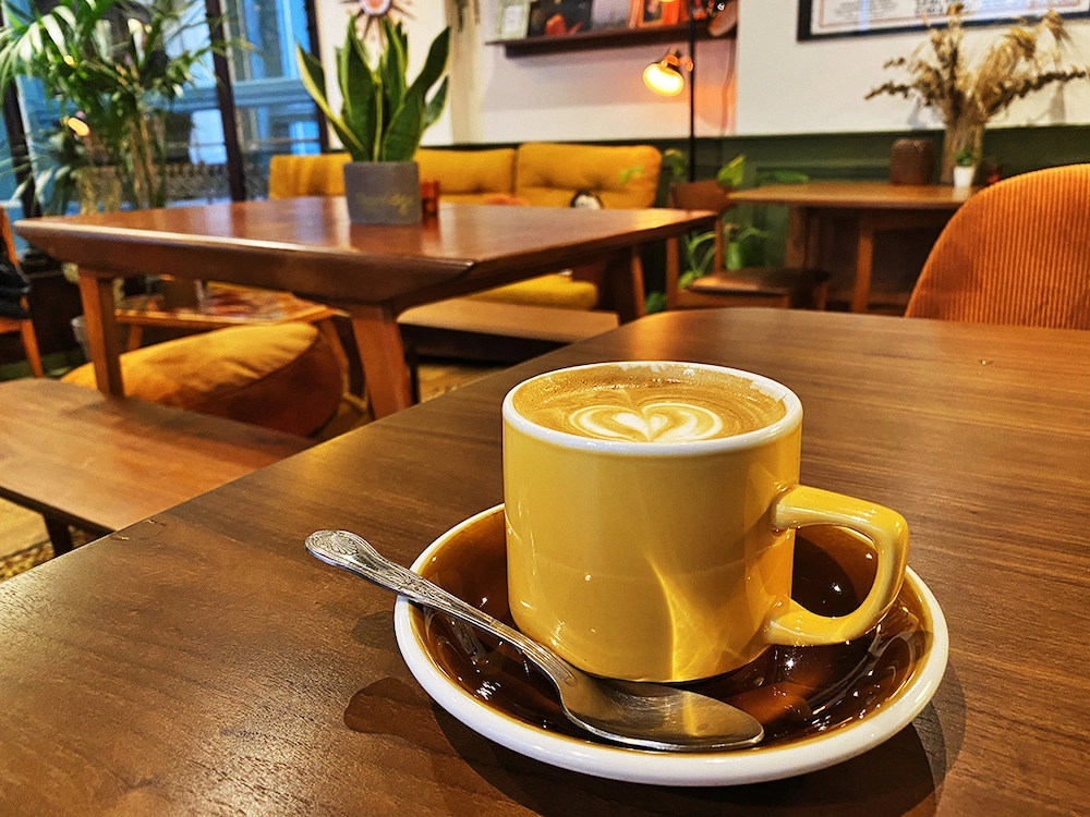 Enjoy-a-Monmonuth-Coffee-and-relax-in-the-cosy-retro-styled-seating-of-Morridge-Birmingham